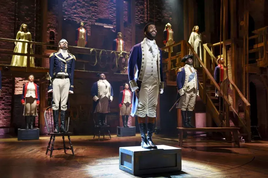 Les acteurs de la tournée nationale de "Hamilton" se produisent sur scène à l'Orpheum Theatre de San Francisco.